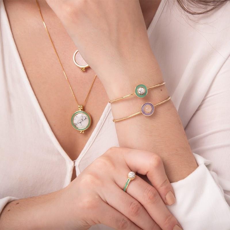 ANEL FOLHEADO A OURO COM ESMALTE LILÁS