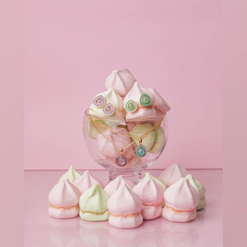 BRINCO FOLHEADO A OURO COM ESMALTE ROSA