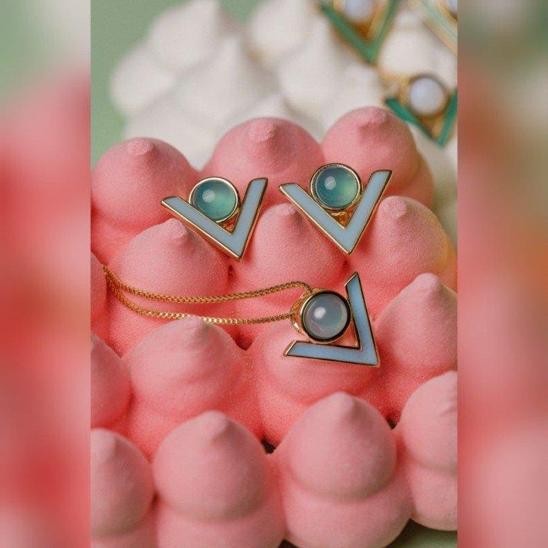 BRINCO FOLHEADO A OURO COM ESMALTE AZUL
