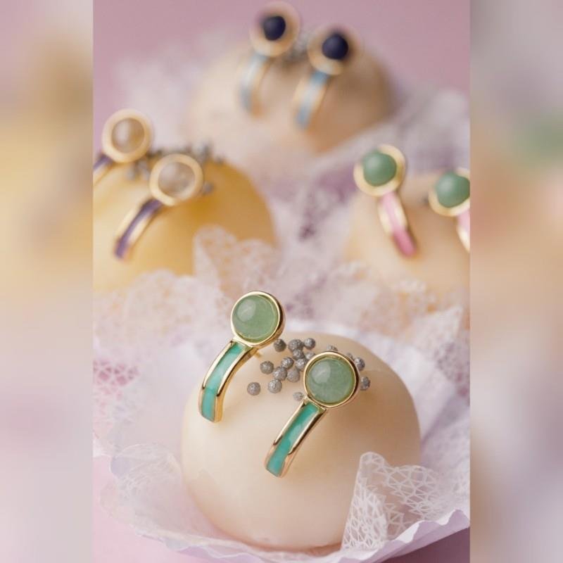 BRINCO FOLHEADO A OURO COM ESMALTE VERDE