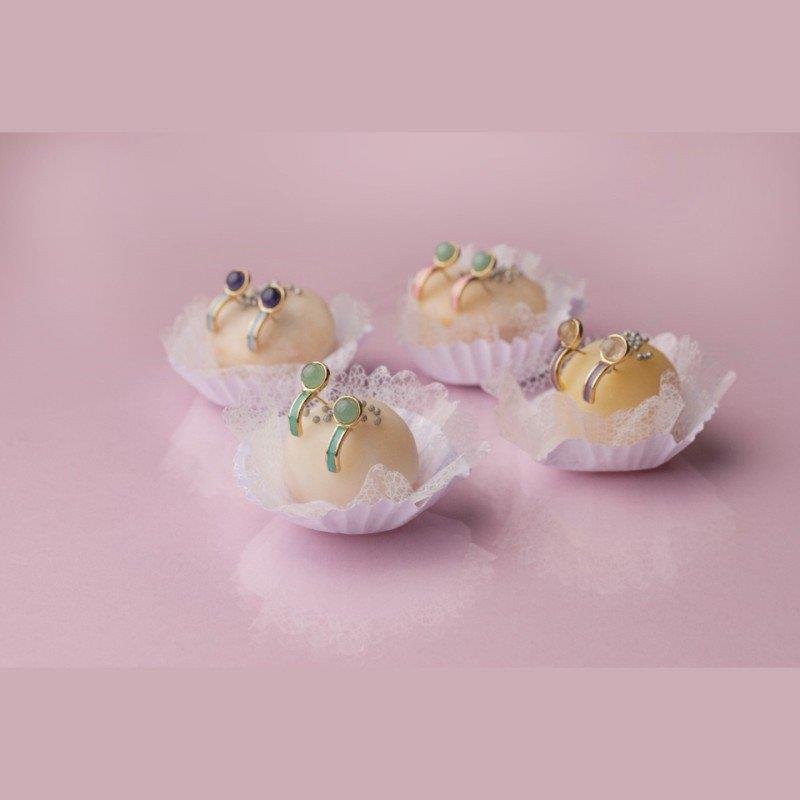 BRINCO FOLHEADO A OURO COM ESMALTE ROSA