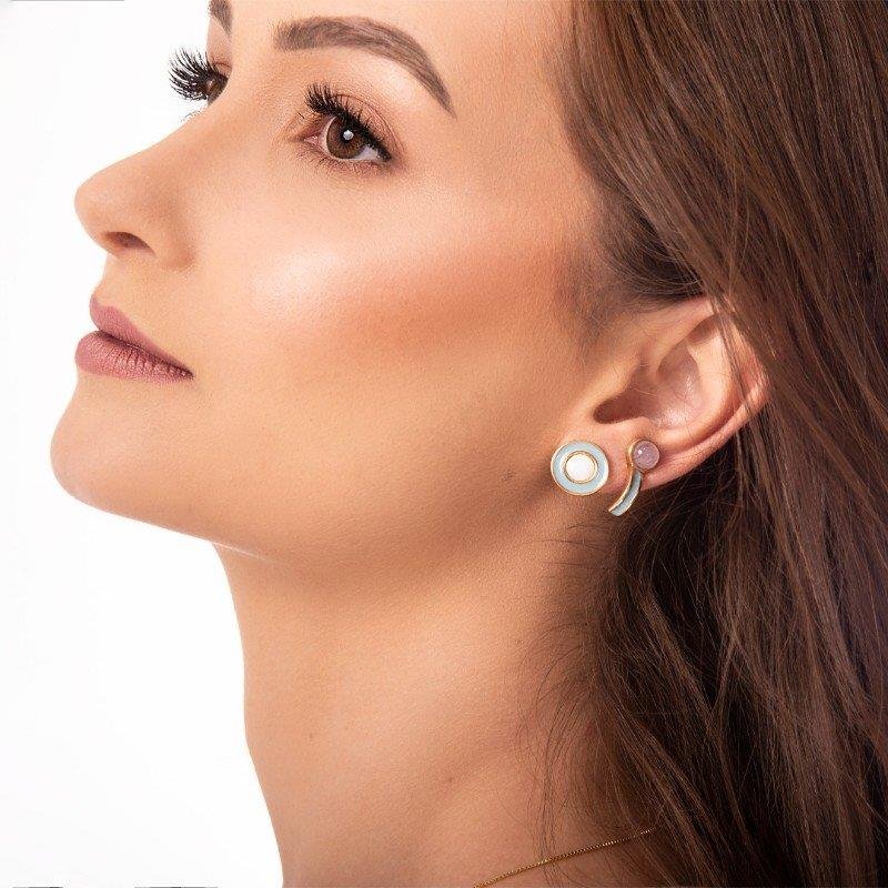 BRINCO FOLHEADO A OURO COM ESMALTE PRETO