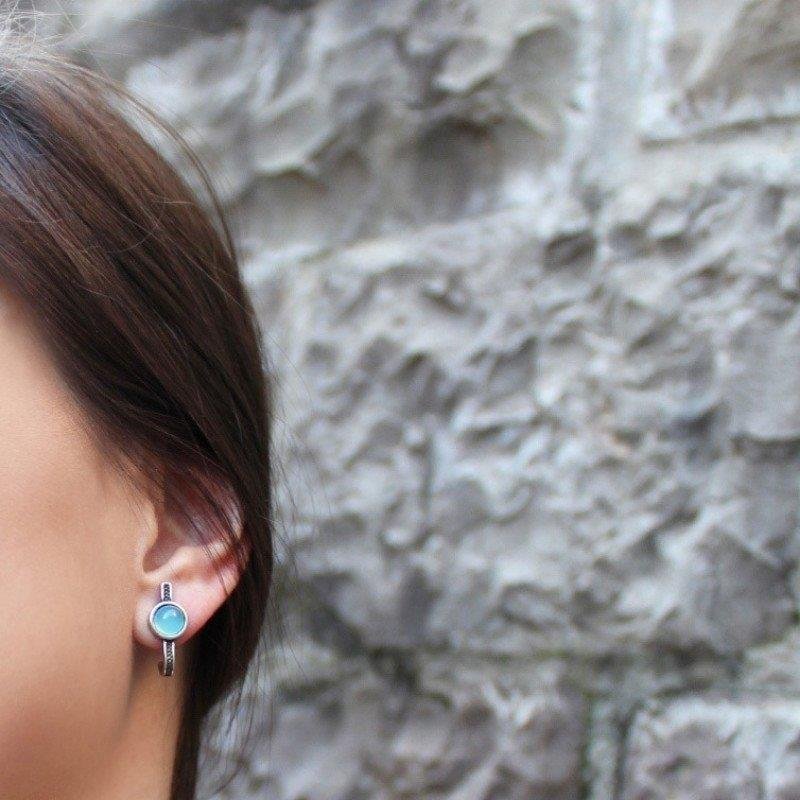 BRINCO EAR HOOK FOLHEADO A OURO