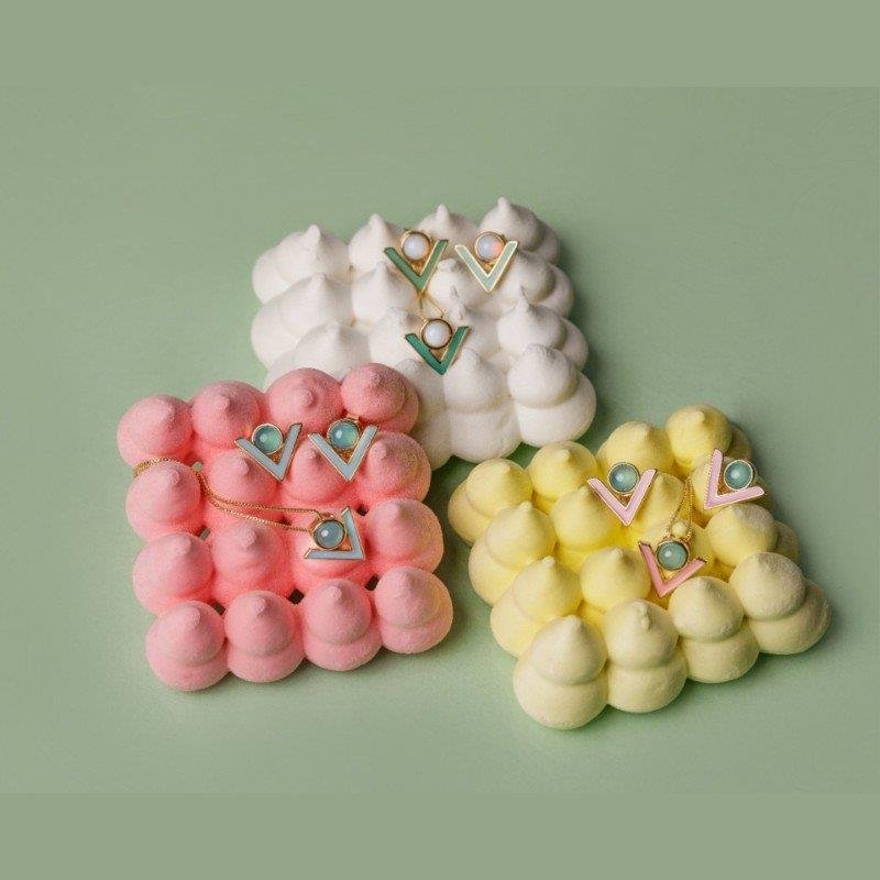 CONJUNTO FOLHEADO A OURO COM ESMALTE ROSA