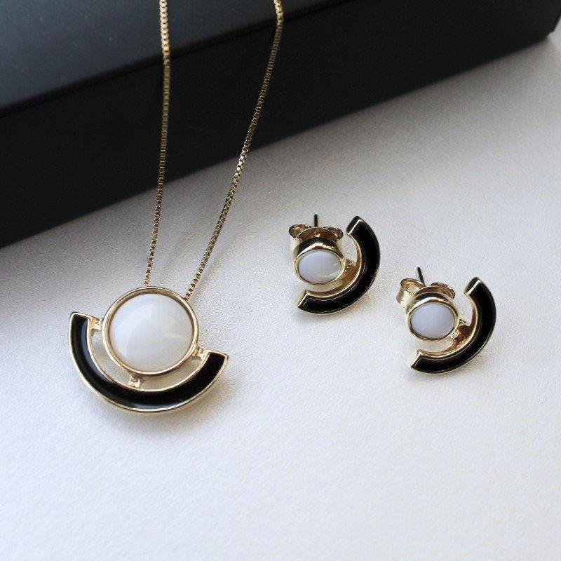 CONJUNTO FOLHEADO A OURO
