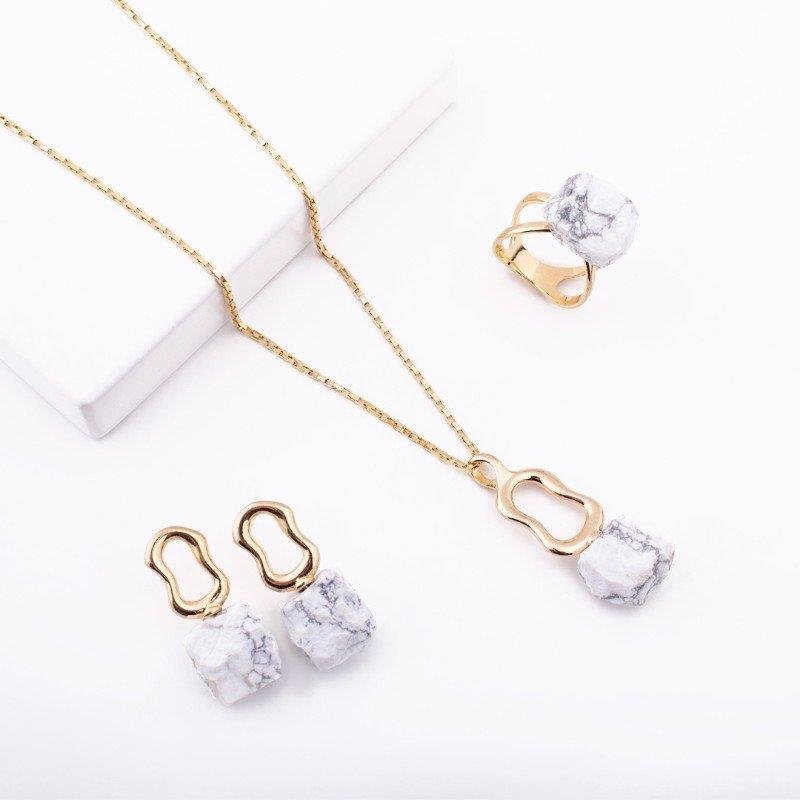 CONJUNTO FOLHEADO A OURO