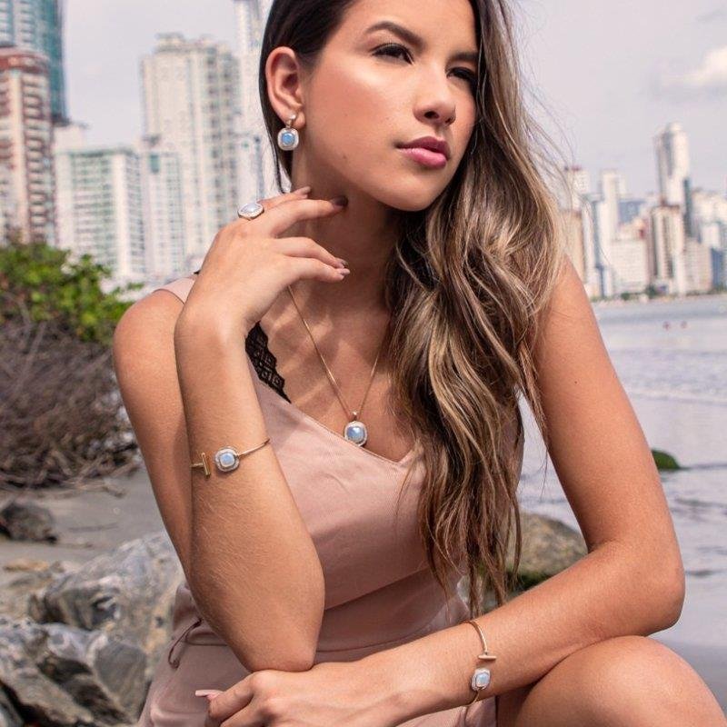 CONJUNTO FOLHEADO A OURO E RÓDIO BRANCO COM EFEITO PEROLADO