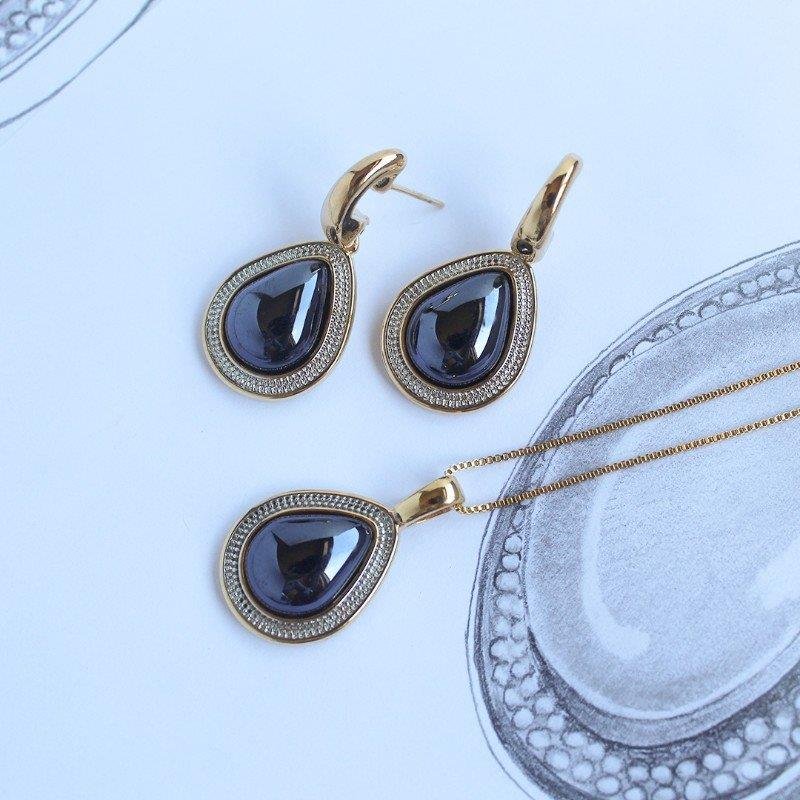 CONJUNTO FOLHEADO A OURO E RÓDIO BRANCO COM EFEITO PEROLADO