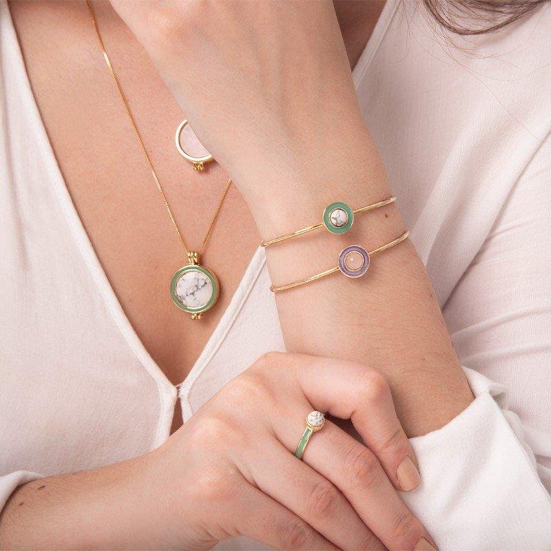 PULSEIRA FOLHEADO A OURO COM ESMALTE ROSA